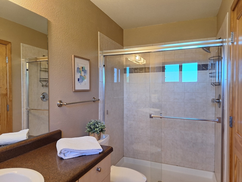 Rigden Retreat Garage, Dog Friendly, Near Trails