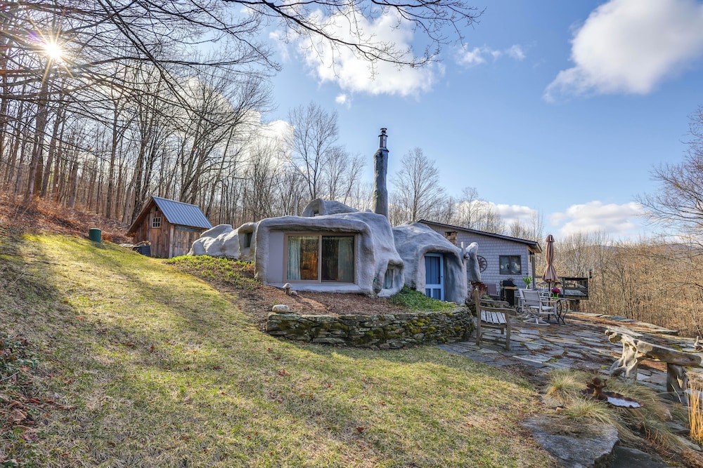 < 6 Mi to Arlington: 'whimsical Stone Abode!'