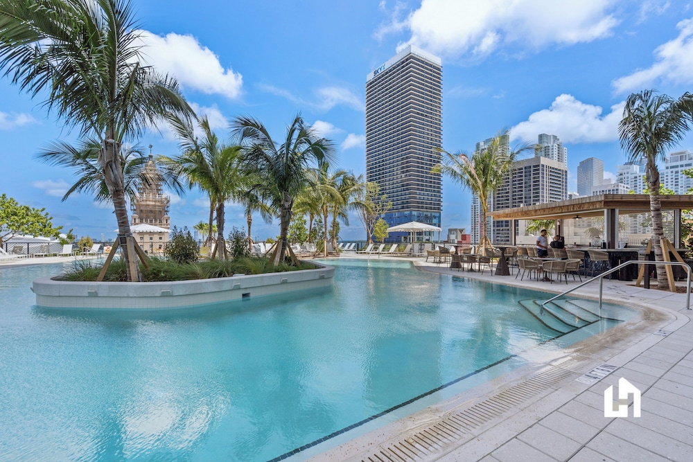 Stylish Apartments with Partial Ocean Views in Downtown