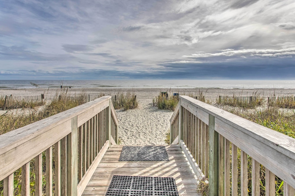 Breezy Landmark Resort Condo w/ Oceanfront Lanai!
