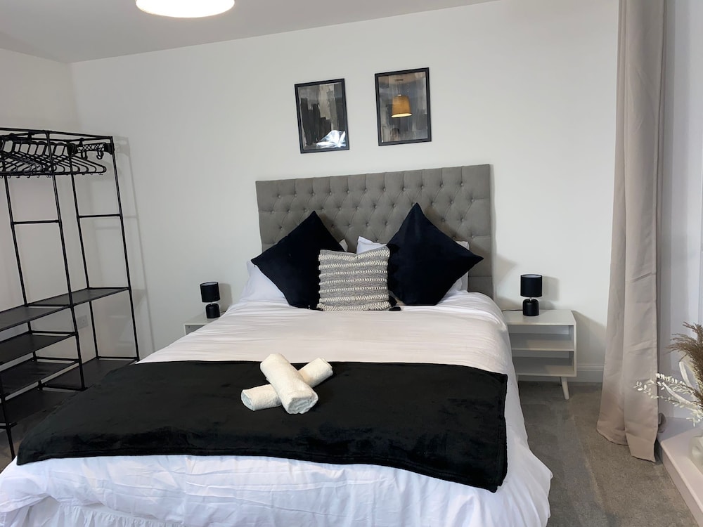 Family Home 5-bed House in Birmingham City Centre view 2