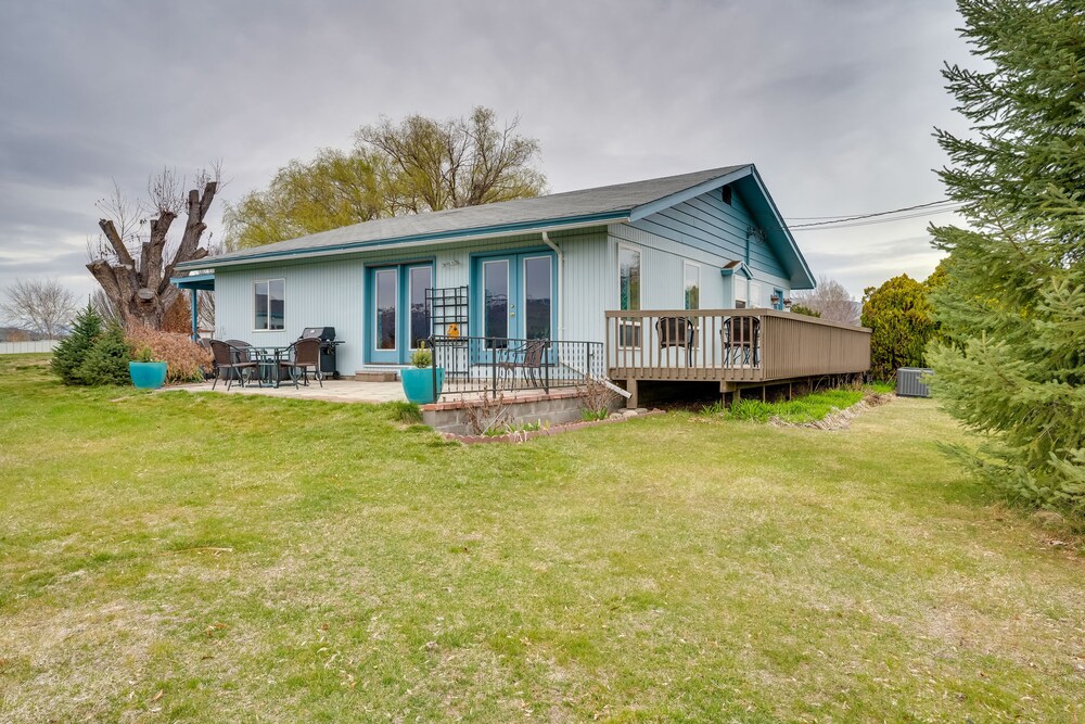 East Wenatchee Home w/ Yard & Hot Tub!