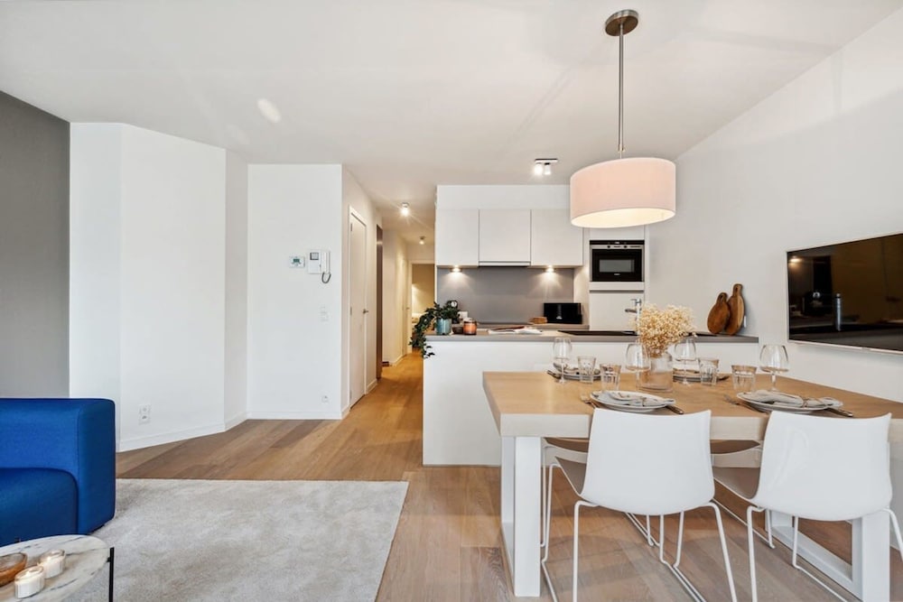 Centrally Located 2 Bedroom Apartment With Parking
