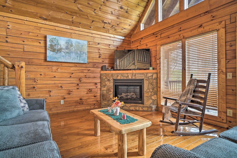 Mountain Pool Lodge Sevierville Cabin w/ Hot Tub view 5