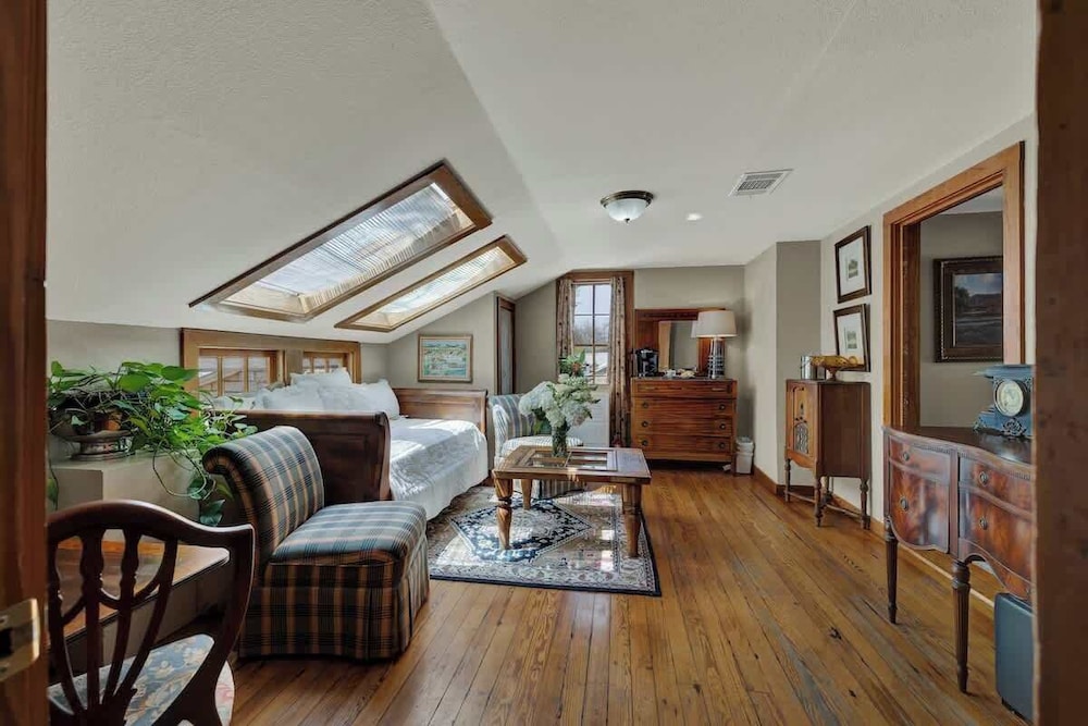 Gillespie House-2 Suites-walk to Main St!