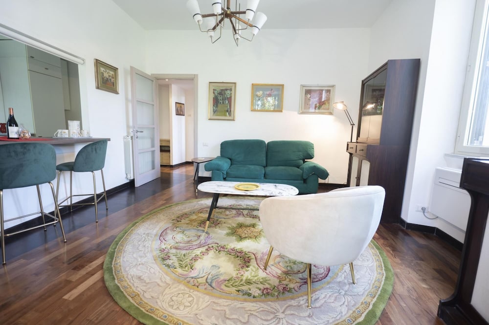 Testaccio Luminous and Large Apartment