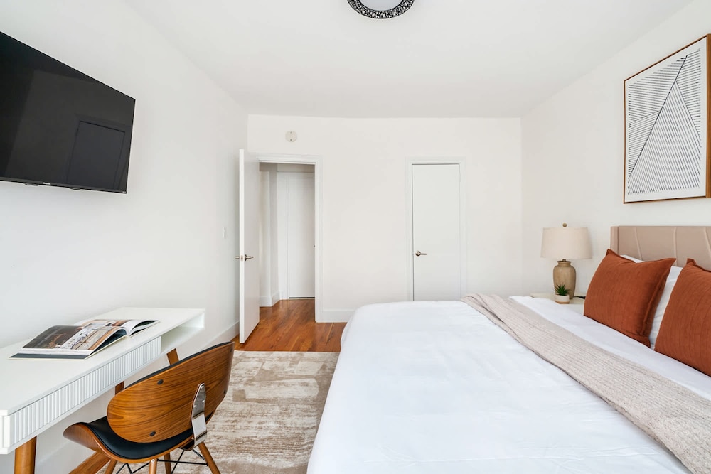 444-4e Contemporary 2BR in Hell s Kitchen