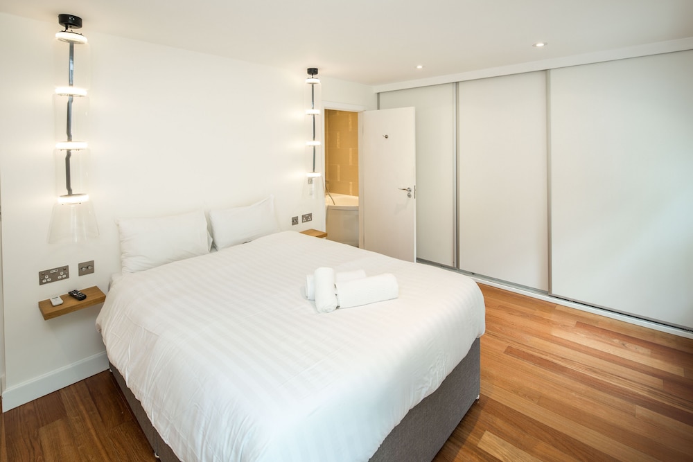 Luxury 2BD Apartment in Holland Park