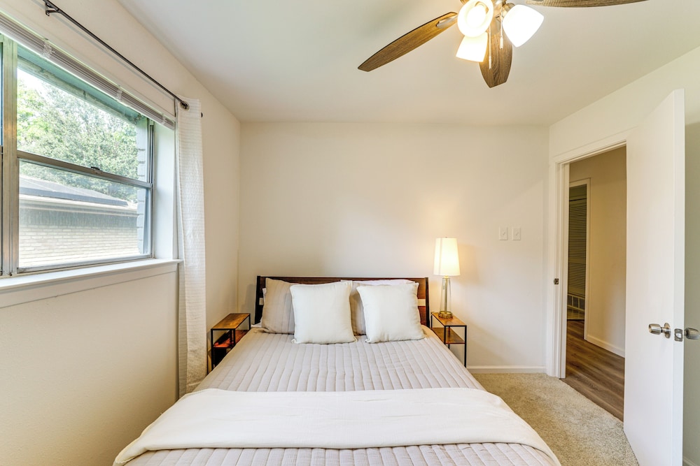 Near Shops & Eats: Commuter-friendly Fwtx Home