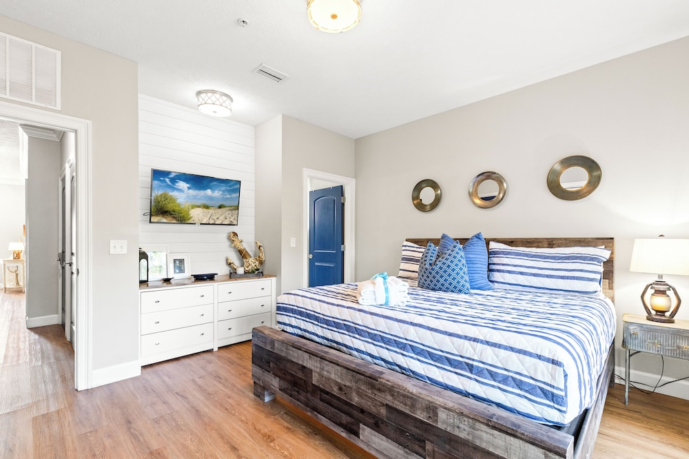 Sailors Cove: 5-bedroom, 4.5 Baths, Sleeps 12! Steps Away From the Beach!