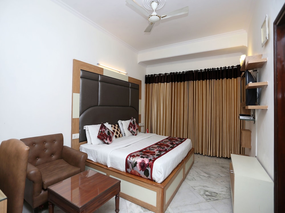OYO 1879 Hotel Imperial Inn