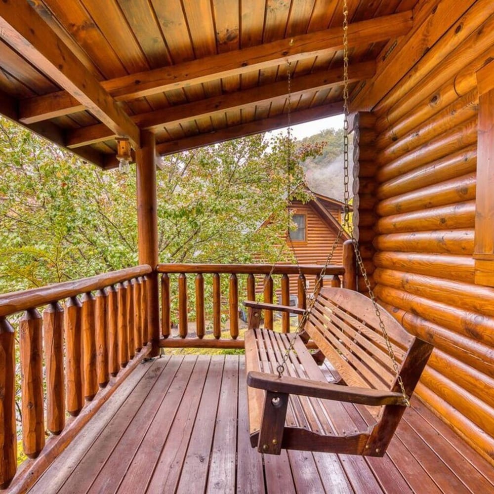 Cozy Upscale Cabin w Fireplace Hot Tub