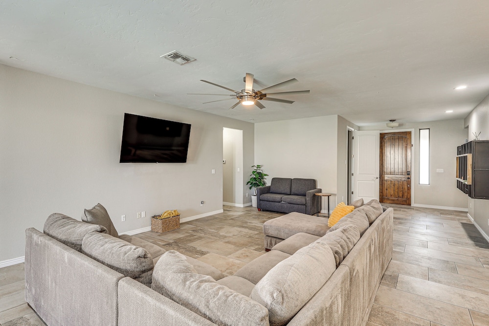 Modern Gem w/ Pool & Mtn Views in Lake Havasu City