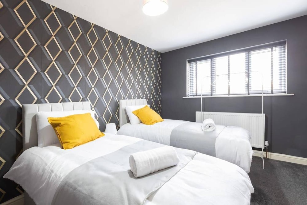 Huge Home,sleeps 12, Private Parking, Pets ok