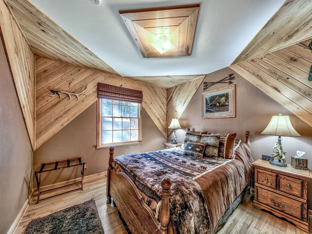 2556h Lazy Bear's Den 2 Bedroom Cottage by RedAwning view 2