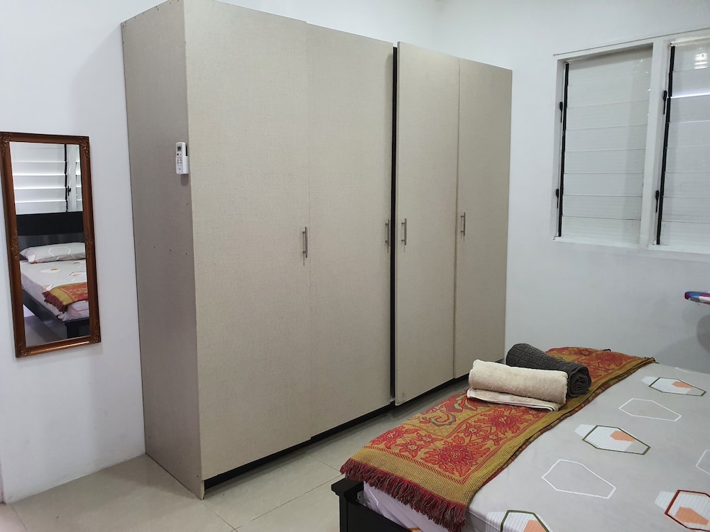 Master Bedroom with Shared Kitchen - view 17