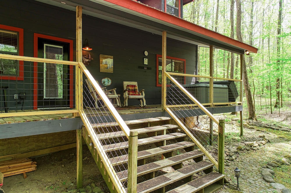 Elk Run On Cosby Creek - 2 Bedrooms, 2 Baths, Sleeps 7 Cabin by RedAwning