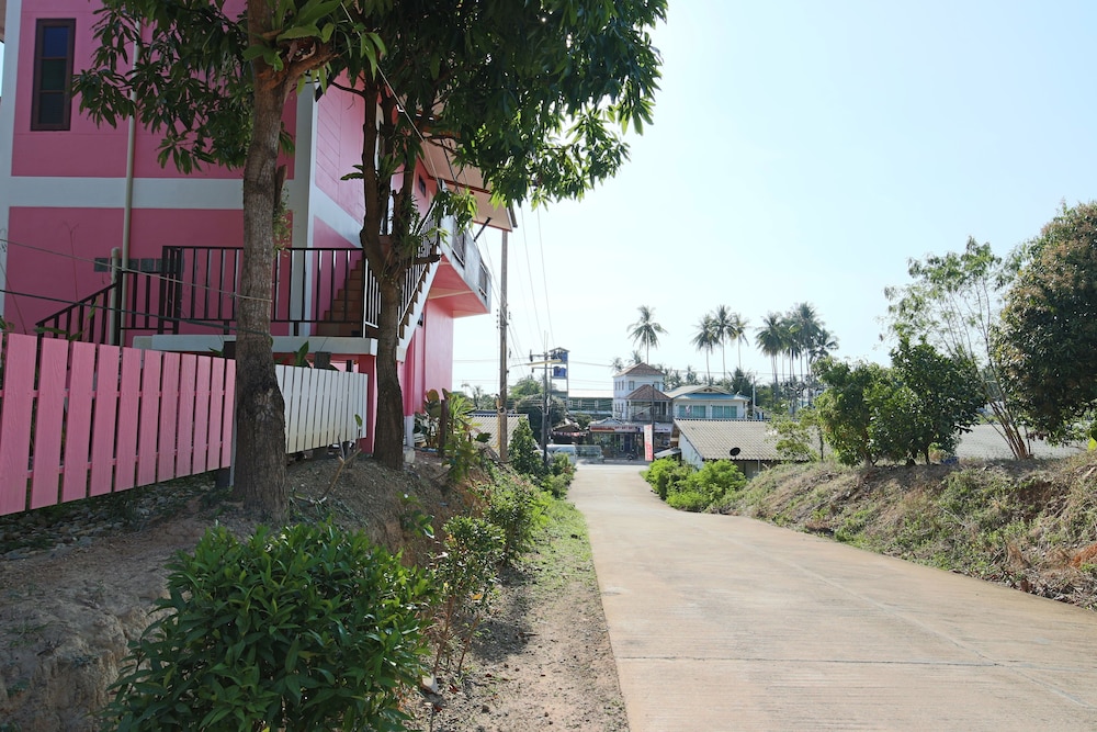 Pinky Bungalows Resort