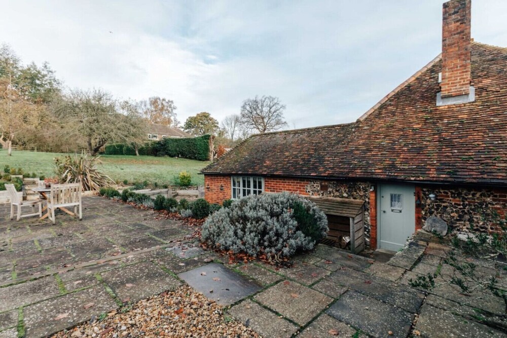 Antelope Cottage - Rural Pet Friendly Cottage