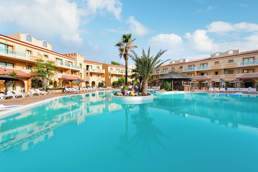 Hotel Elba Lucía Sport & Suite Hotel - Image 1