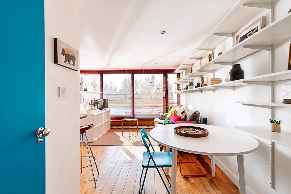 Bright Flat For 2 in Dartmouth Park