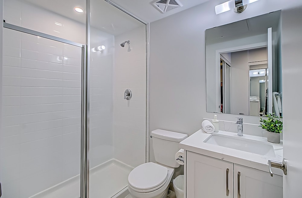 Modern 3BR Retreat Near Yorkdale Mall