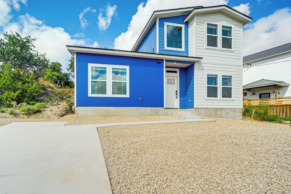 7 Mi to Downtown Dripping Springs: Home w/ Views!