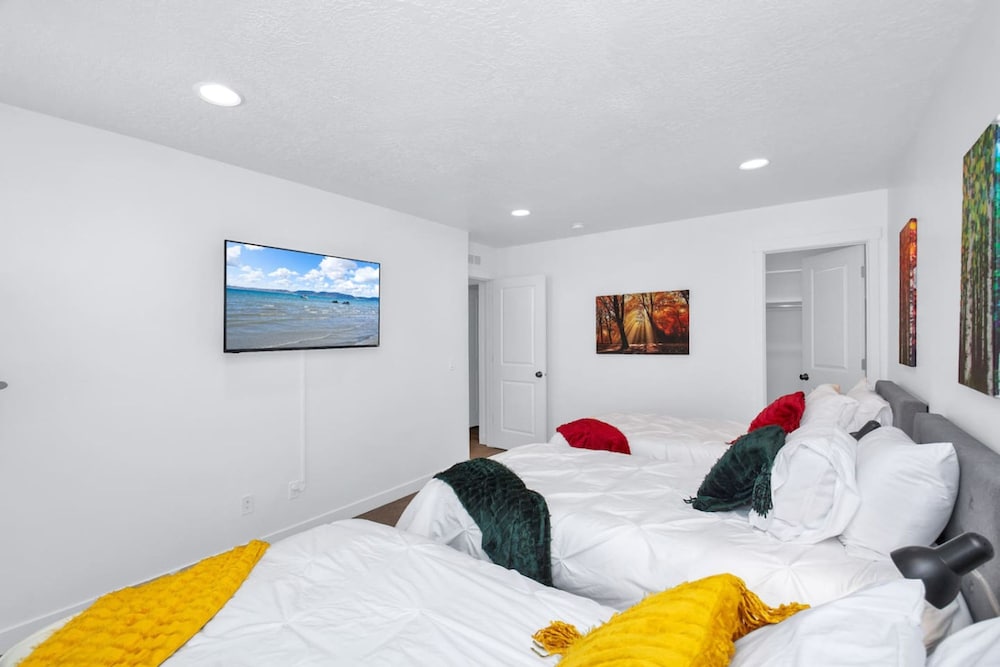 Bear Lake Table Downtown Garden City Townhome