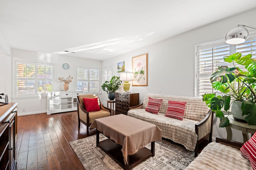 Cozy Pasadena Home Steps From Rose Bowl w Parking