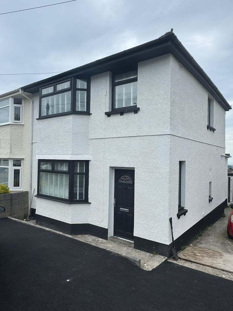 Cosy 2 Bedroom Home With Parking Near City Centre