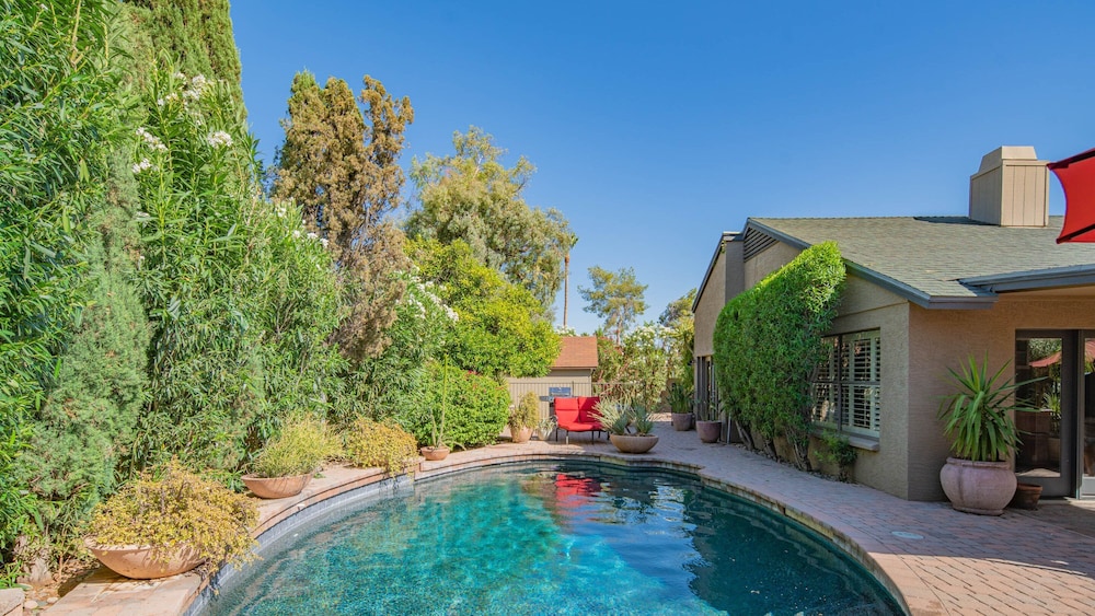 Scottsdale Gem W/pool in Private and Serene Yard!