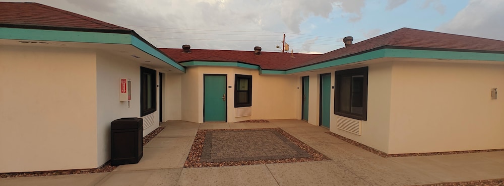 Casa Blanca Inn and Suites