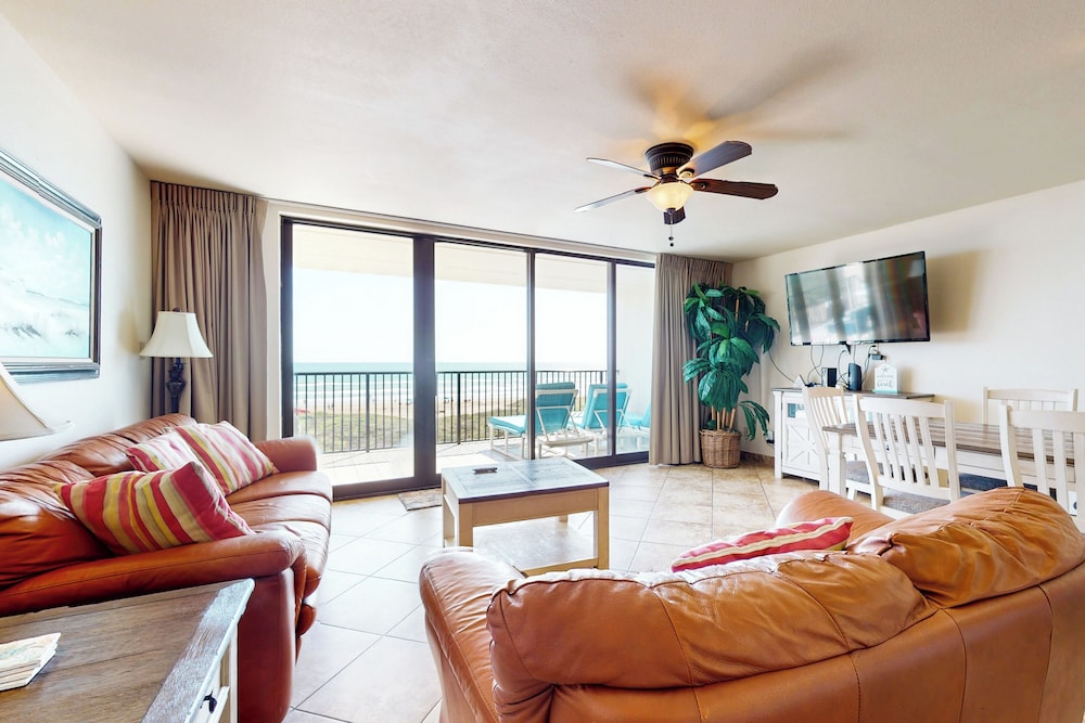 3BR Beachfront Condo w/ Pools & Balcony