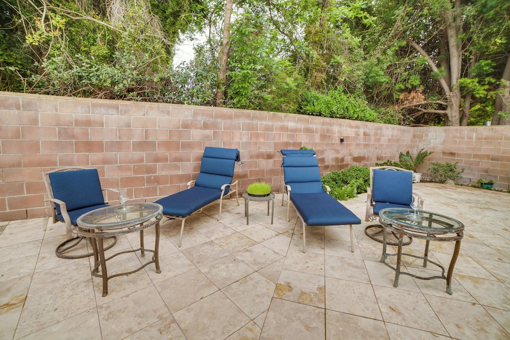 Private Pool & Patio: Luxe Encino Family Getaway