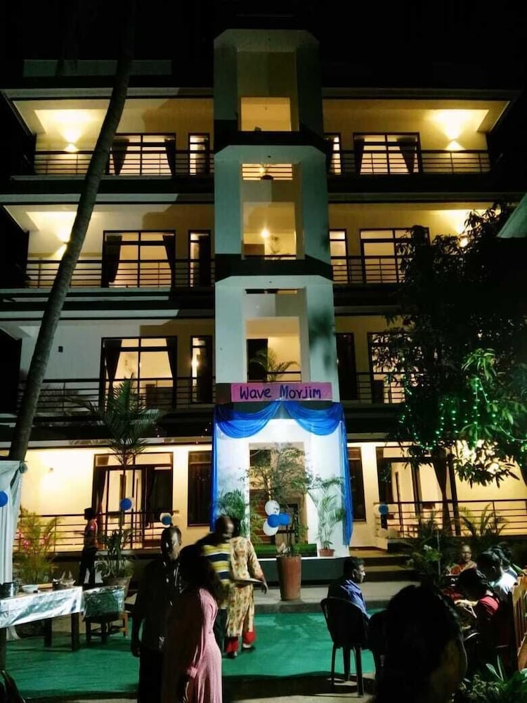 Wave Morjim Hotel