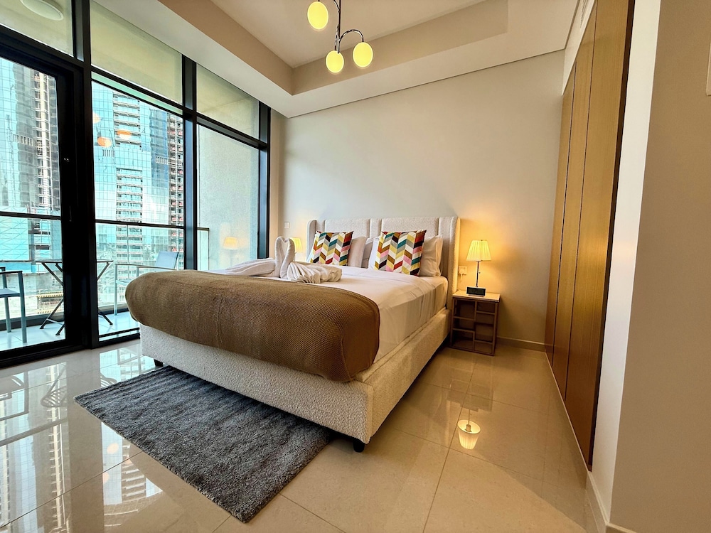 Lux BnB Aykon Tower