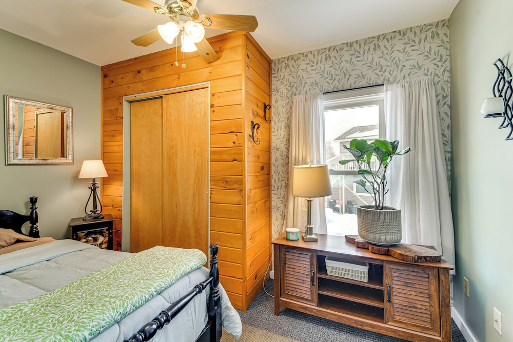 5 Mi to Dtwn Syracuse: Updated Apartment!