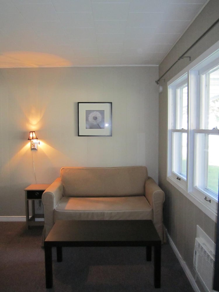 Balm Beach Resort & Motel