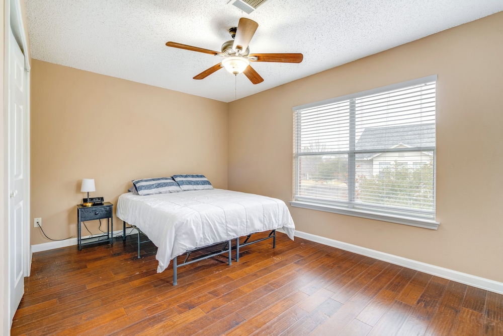 6 Mi to Lake Travis: Spacious Cedar Park Home!