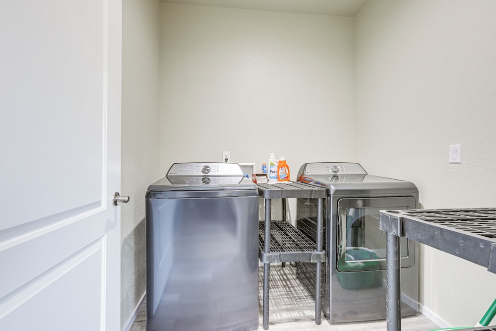 On-site Winery: Rural Plymouth Getaway!