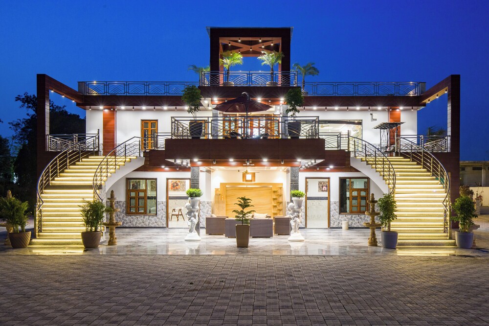 ELIVAAS Ivory Estate Pet-friendly Farm