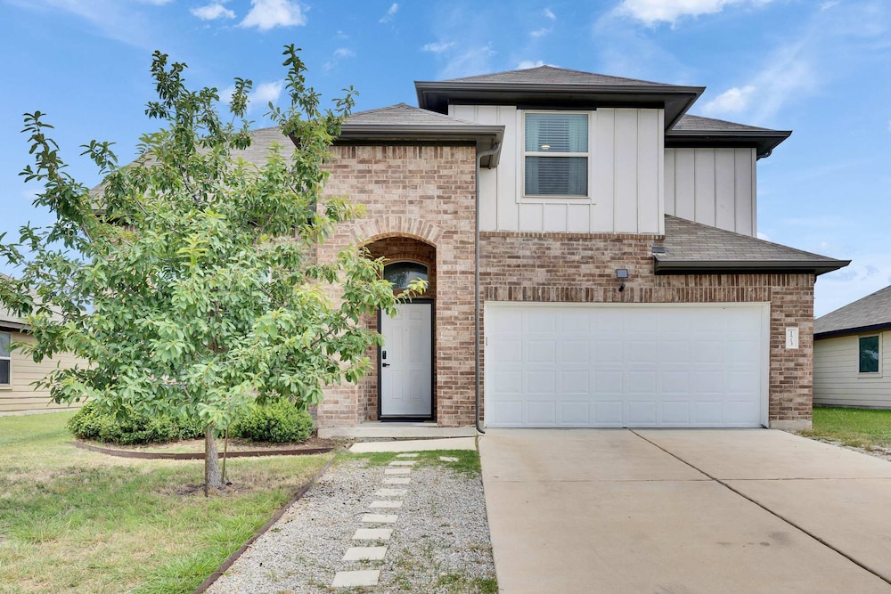 Luxury 4BR 2 5BA Home EV Charger Pool Access