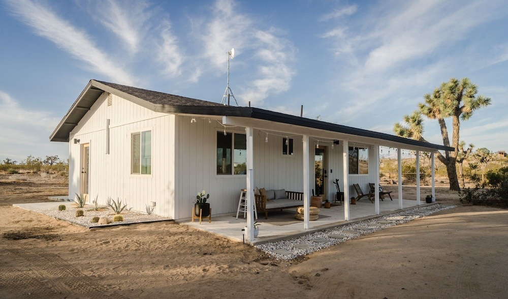 Mojave Mesa - Desert Views & Desert Style 1 Bedroom Home by RedAwning