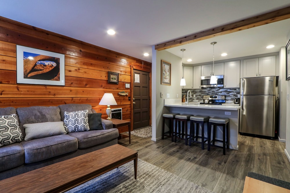 La Residence V S02 Remodeled and Cozy, Great Complex Amenities, Quiet Forest Setting by RedAwning