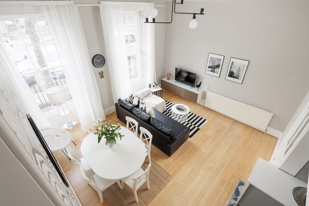 Stunning Arty Apartment & mezzanine view 5