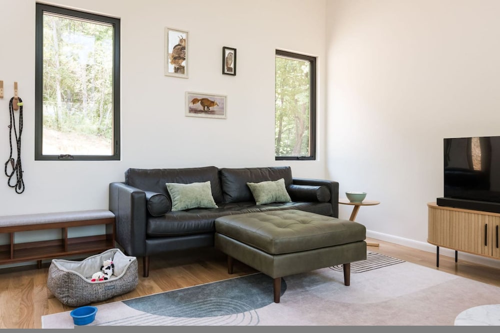 Tiny Home in the Woods Hot Tub 4 Miles to DT Haus 50