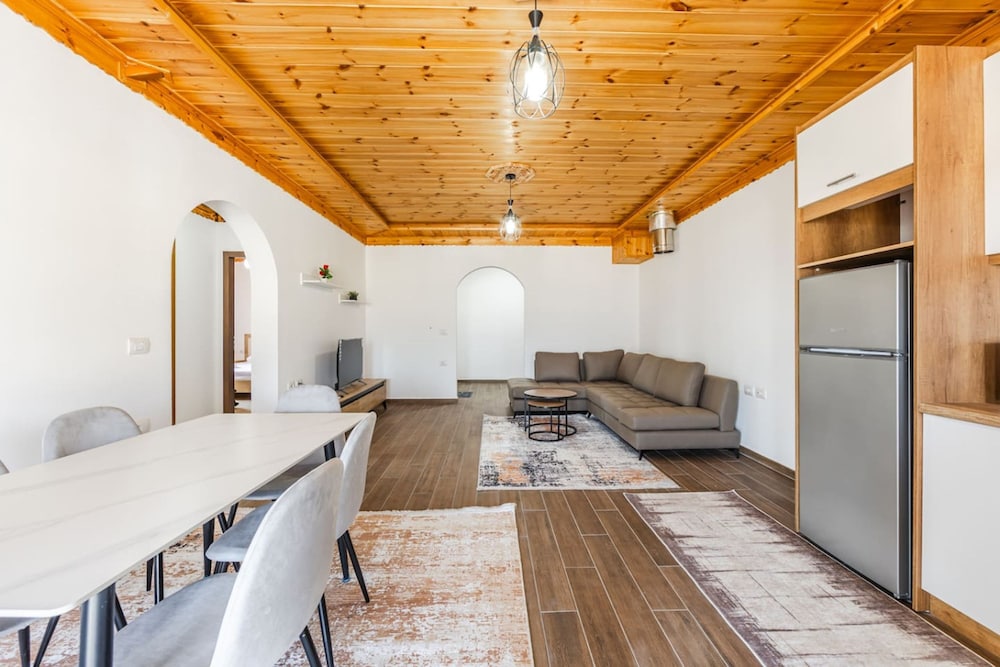 Hillside Apartment Gjirokast r 2