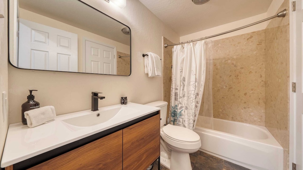 Crystal Pines Cozy Lake Tahoe Escape With Fully Equipped Kitchen and Balcony Views
