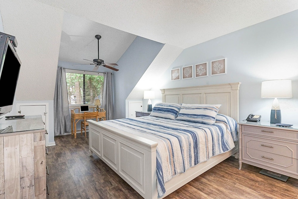 14d Richmond Park - Gorgeously Remodeled 3 Bed, 3 Bath Villa 3 Bedroom Villa view 2