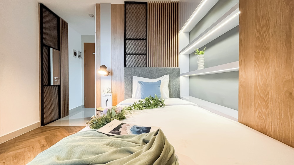 Wooden Nest 2Br Without Living Room At Evenciio Margonda Apartment